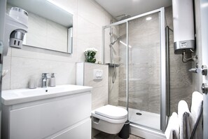 Doppia Deluxe (Lower Ground) | Bagno | Doccia, soffione a pioggia, set di cortesia gratuito, asciugacapelli