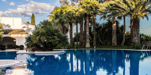 Außenpool (je nach Saison geöffnet), Sonnenschirme, Liegestühle