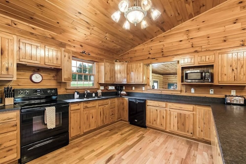 Ylellinen lodge jopa 30 vieraalle vain puolen kilometrin päässä Old Man's Cave State Park -puistosta.