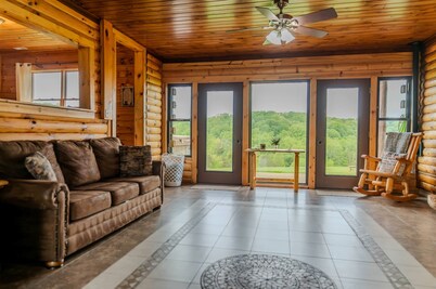 Hillside spacious Lodge in the Heart of Hocking
