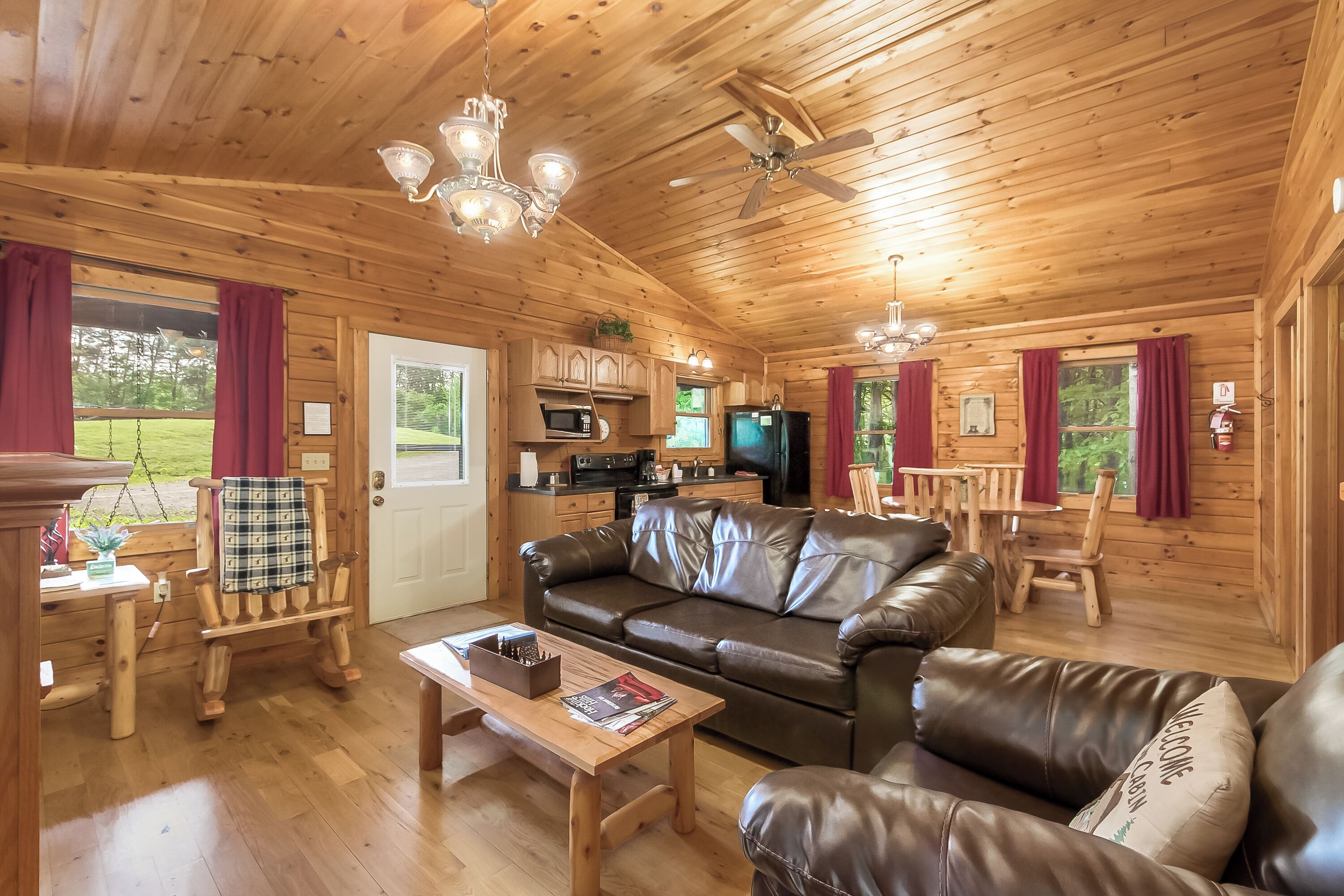 Una Smart TV, una chimenea, un reproductor de DVD, una videoteca