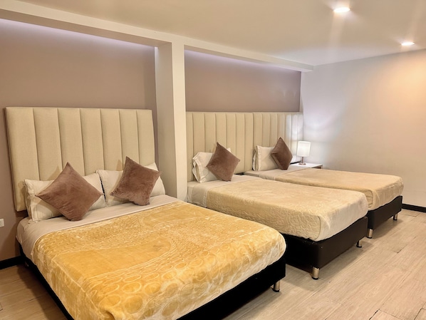 Espacio para trabajar con laptop, wifi gratis y ropa de cama