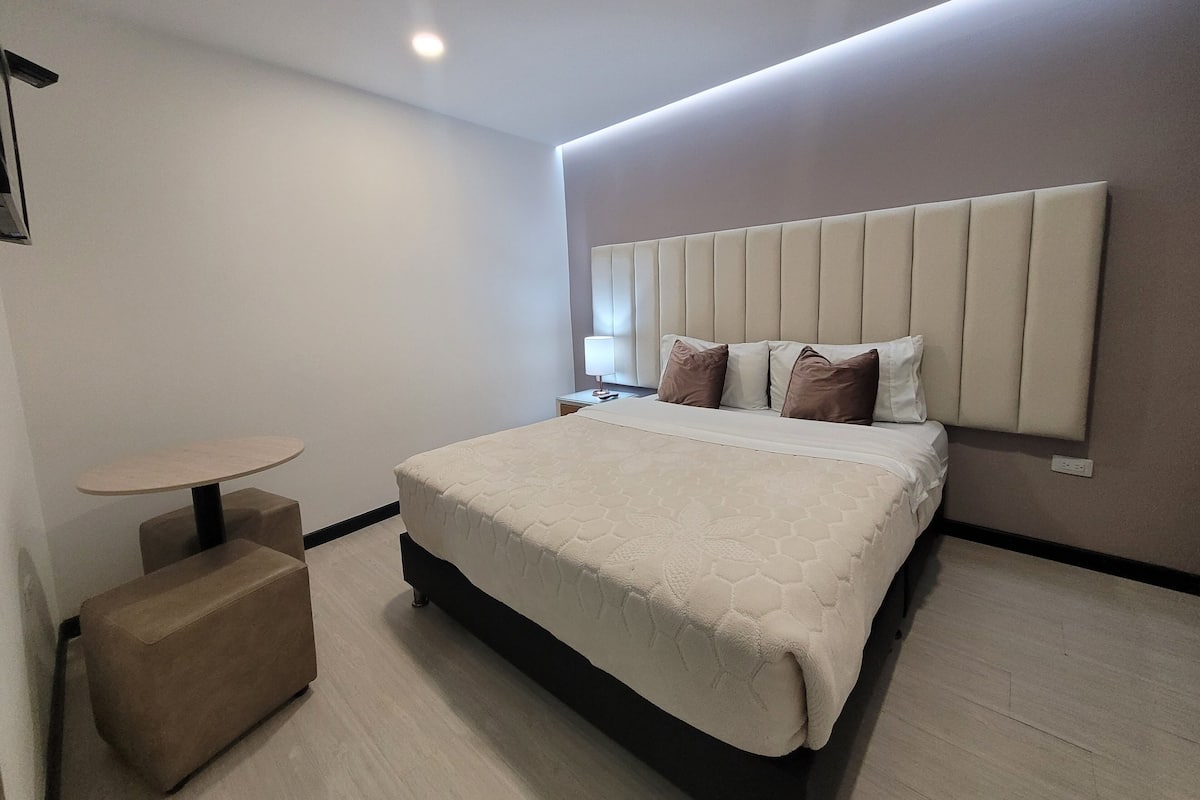 Quarto executivo | Espaço de trabalho para notebook, Wi-Fi de cortesia, roupa de cama