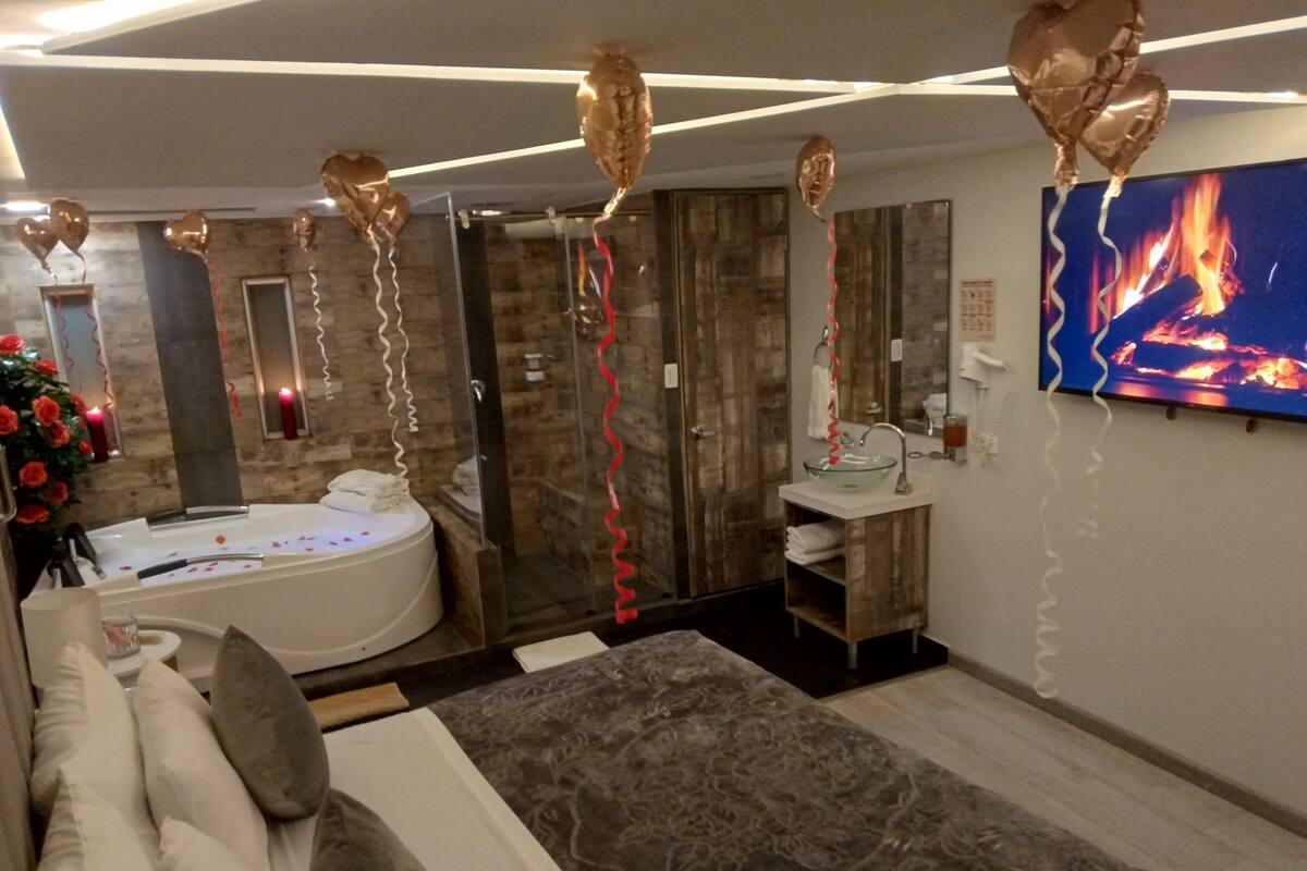 Ein modernes Badezimmer mit einer gläsernen Duschkabine, einer weißen Badewanne und einem Waschtisch mit einem Glasbecken.