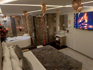 Deluxe Room, Jetted Tub | Laptop workspace, free WiFi, bed sheets - Hotel Agora Boutique (Bogotá)