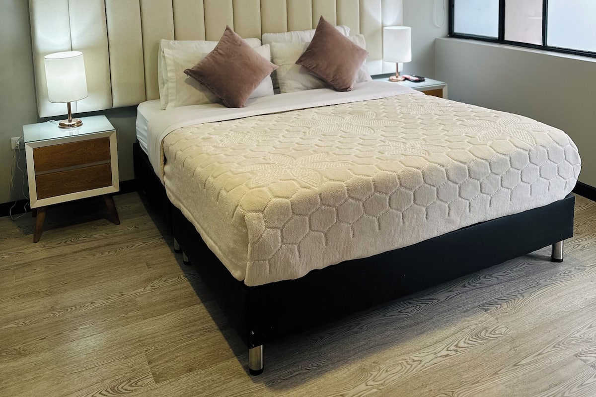 Quarto júnior, sacada | Espaço de trabalho para notebook, Wi-Fi de cortesia, roupa de cama