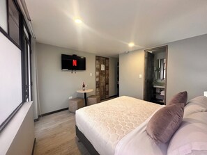 Espacio para trabajar con laptop, wifi gratis y ropa de cama 