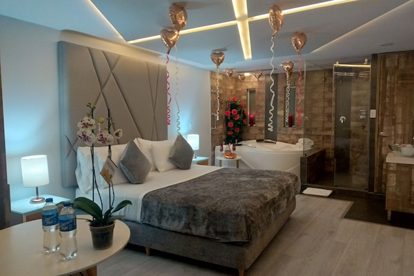 Espacio para trabajar con laptop, wifi gratis y ropa de cama