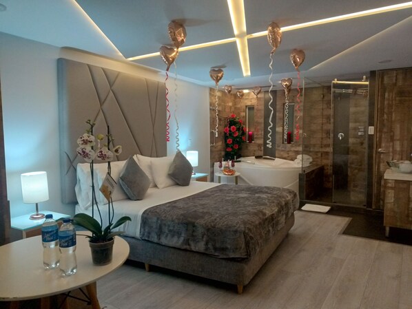 Deluxe Room, Jetted Tub | Laptop workspace, free WiFi, bed sheets