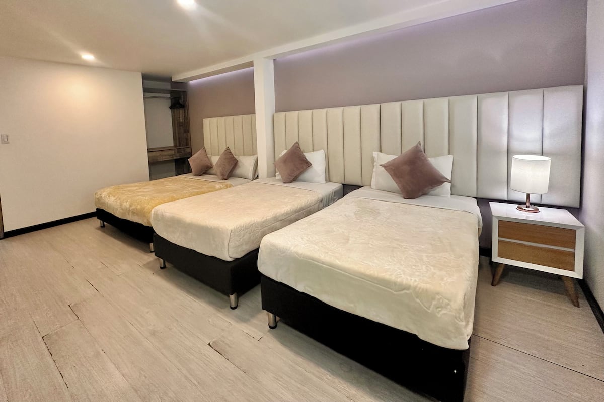 Quarto quádruplo família | Espaço de trabalho para notebook, Wi-Fi de cortesia, roupa de cama