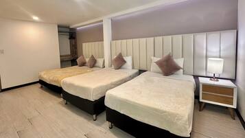 Family Quadruple Room | Laptop workspace, free WiFi, bed sheets