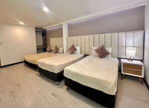 Family Quadruple Room | Laptop workspace, free WiFi, bed sheets