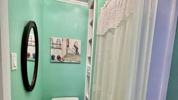 Chuveiro/banheira combinados, toalhas de banho, papel higiênico