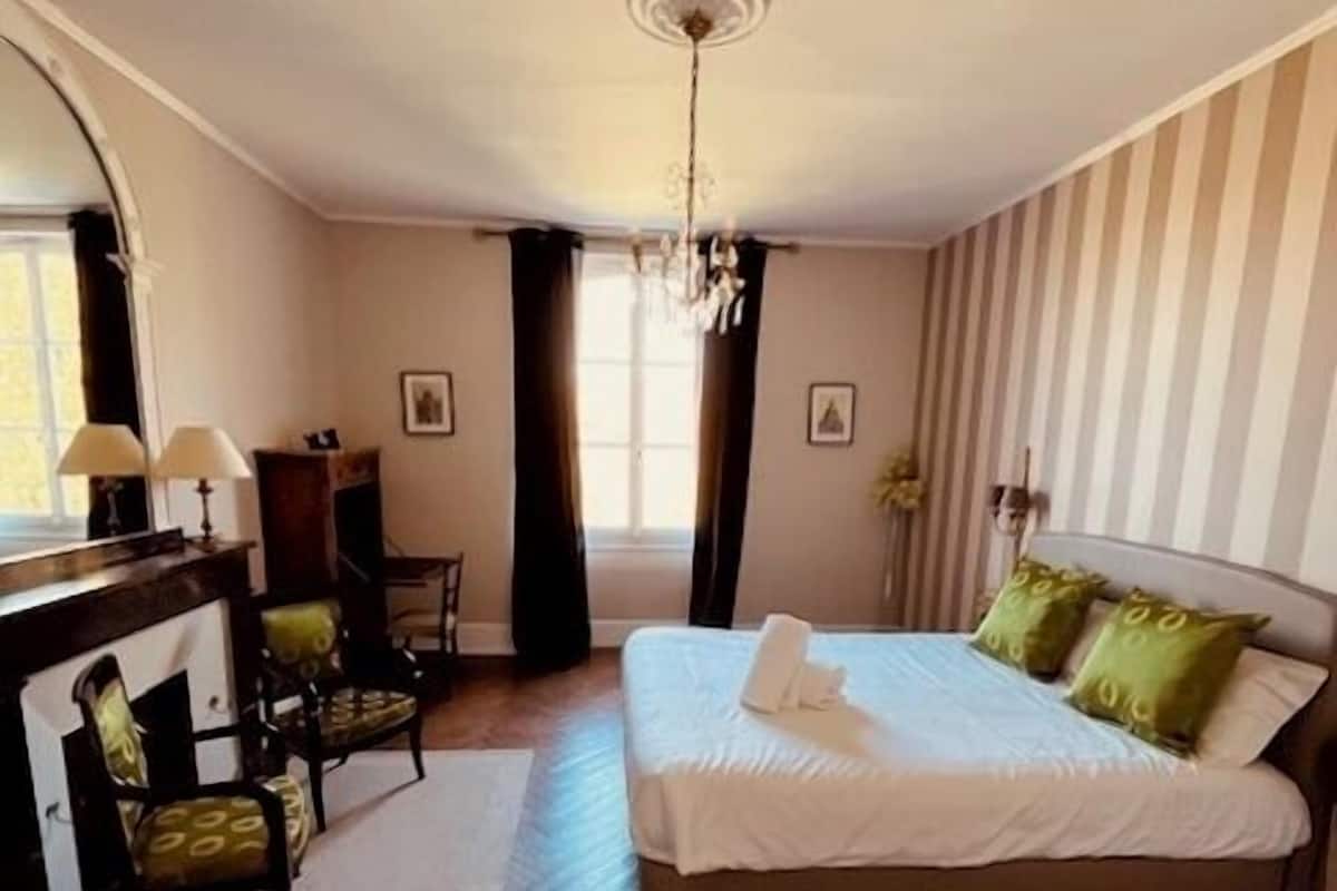 Deluxe Room (Hortense) | 1 bedroom, desk, blackout drapes, soundproofing