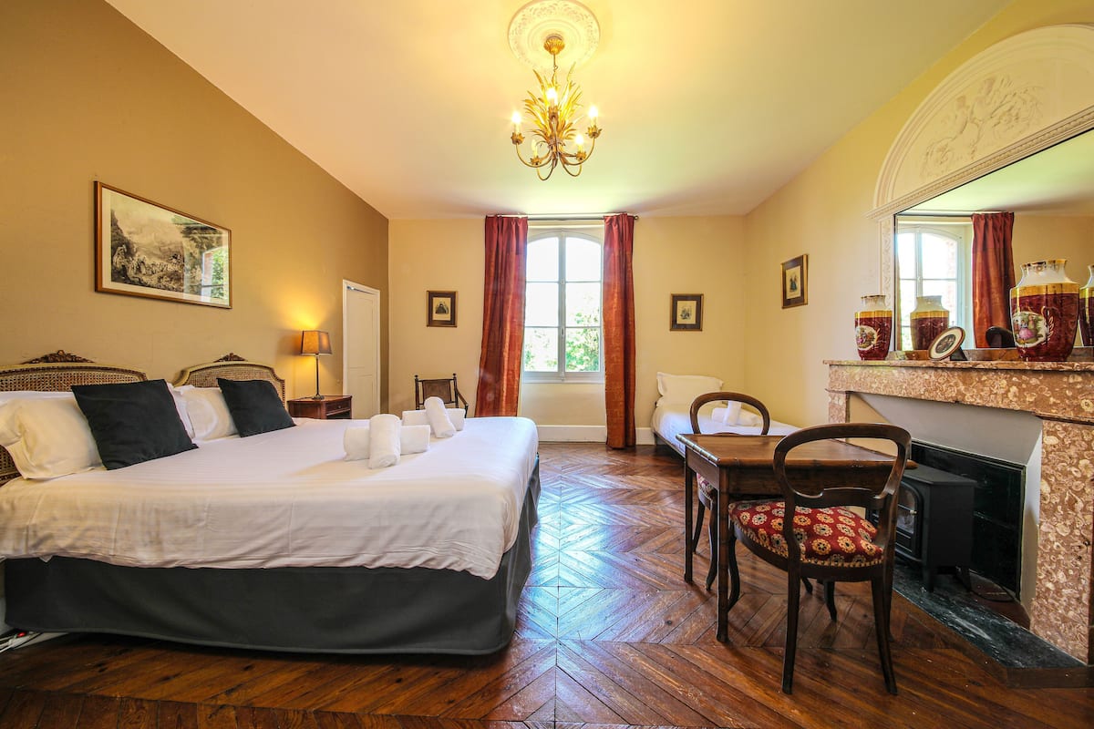 Comfort Quadruple Room (Marie Louise) | 1 bedroom, desk, blackout drapes, soundproofing