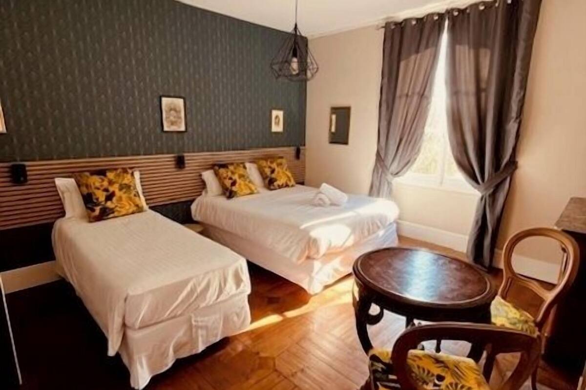 Kamar Triple Comfort | Meja kerja, tirai kedap cahaya, kedap suara, dan setrika/meja setrika