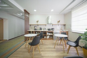 Kontinental frokost hver dag (KGS 500 per person)