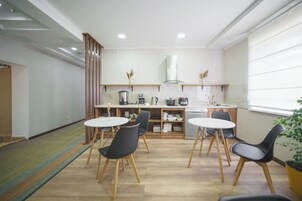 Se ofrece un desayuno continental (500 KGS por persona)