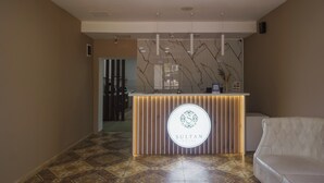 En receptionsdisk med marmorudsmykning og teksten 'SULTAN HOTEL'.