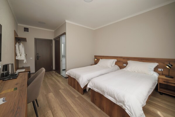 Dobbelt- eller tomannsrom – superior, 1 soverom | Sengetøy av topp kvalitet, lydisolert og strykejern/-brett