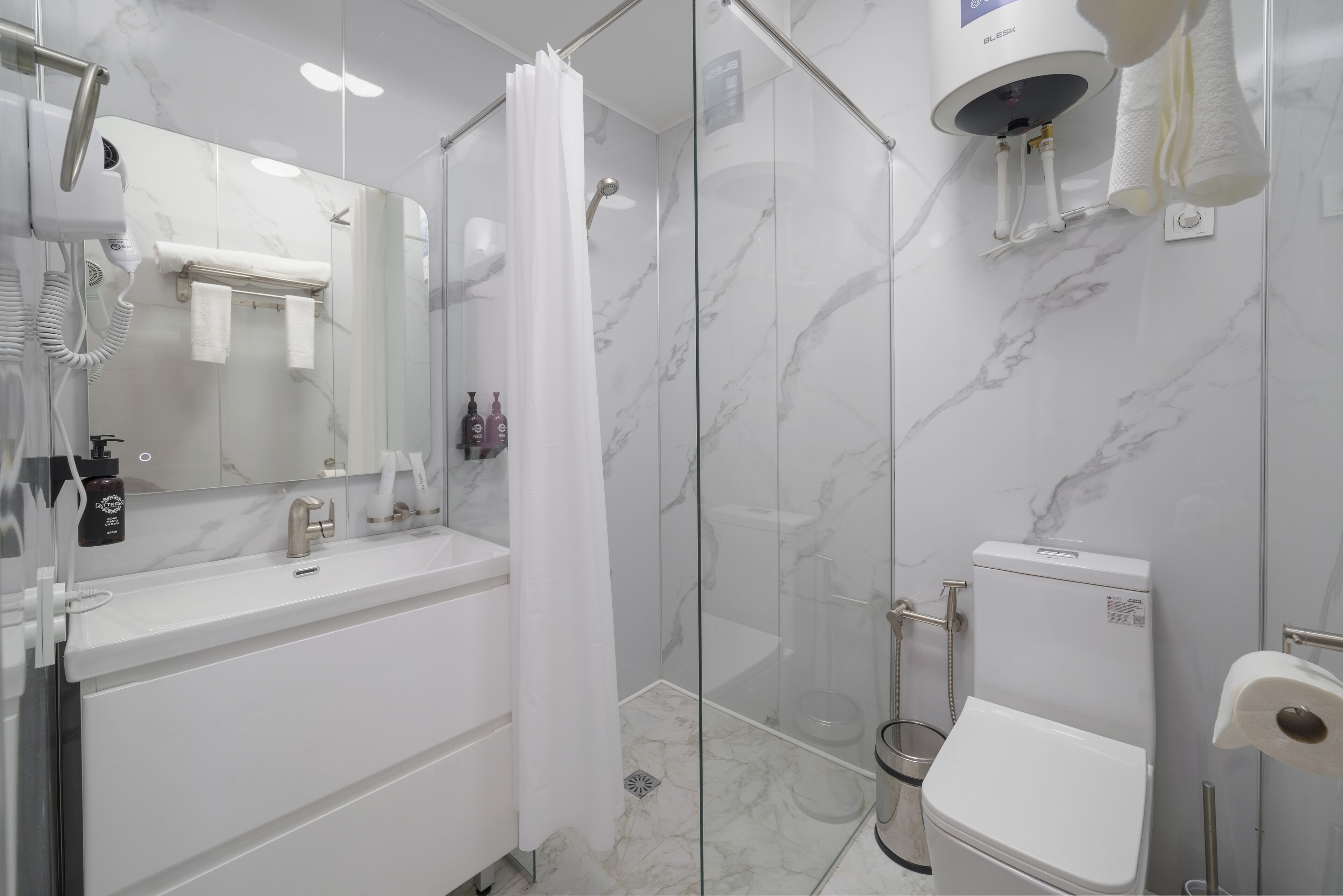 Chambre Supérieure Double ou avec lits jumeaux, 1 chambre | Salle de bain | Douche, articles de toilette gratuits, sèche-cheveux, peignoirs