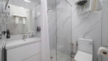 Chambre Supérieure Double ou avec lits jumeaux, 1 chambre | Salle de bain | Douche, articles de toilette gratuits, sèche-cheveux, peignoirs