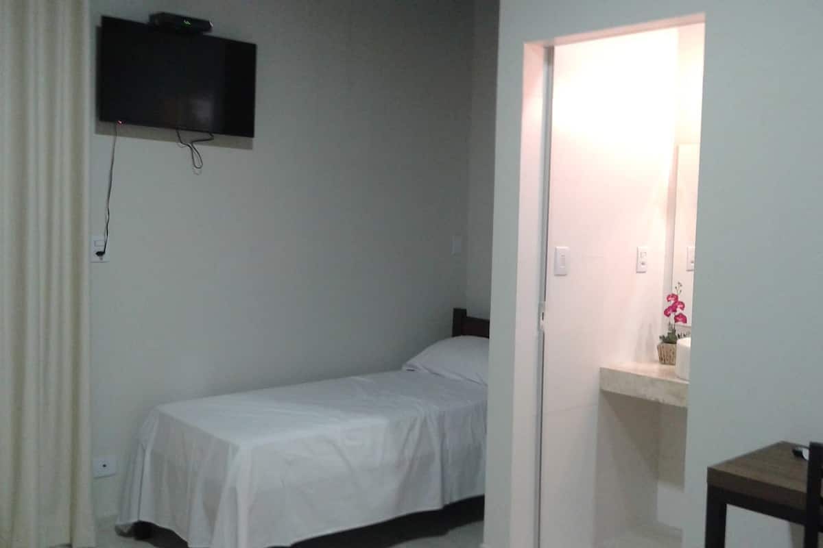 Single Room, 1 Twin Bed | Minibar, blackout drapes, iron/ironing board (on request), WiFi (free)
