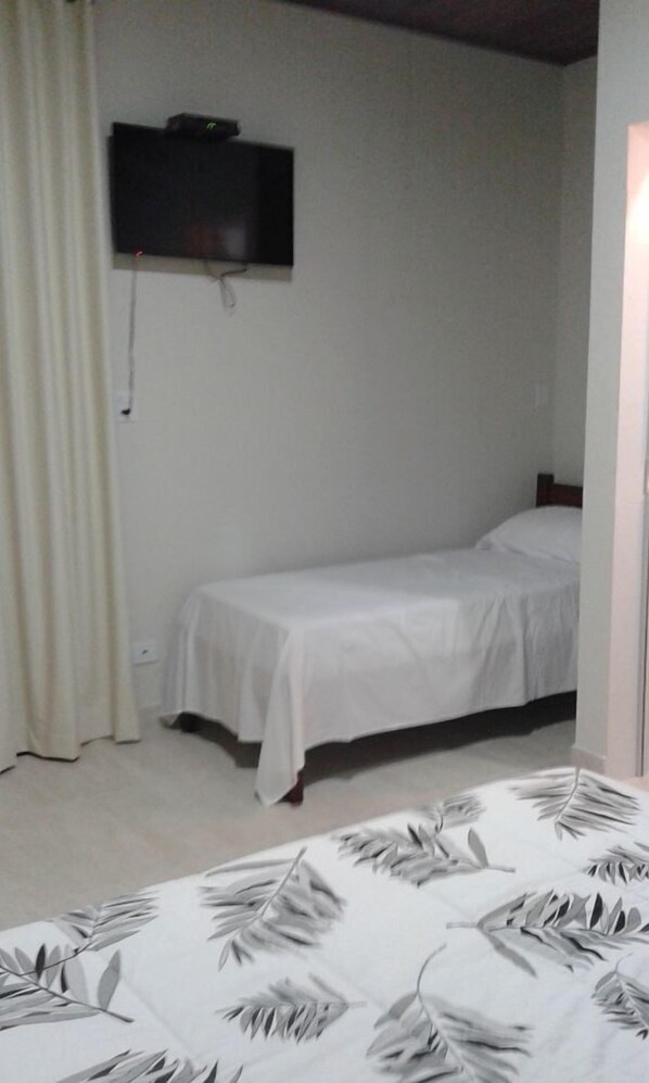 Quarto triplo | Frigobar, cortinas blackout, ferros/tábuas de passar roupa