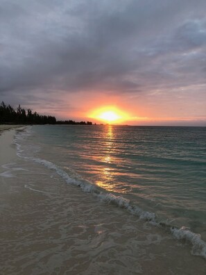Beach nearby, sun loungers, beach towels - Ms. Kay's Cottage, in Lucaya near to beach and Port Lucaya (Freeport)