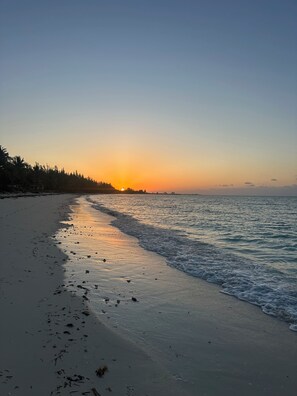 Beach nearby, sun loungers, beach towels - Ms. Kay's Cottage, in Lucaya near to beach and Port Lucaya (Freeport)