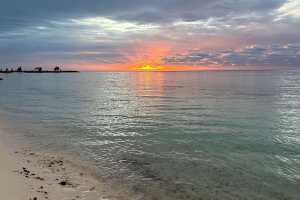 Nær stranden, solsenger og strandhåndklær