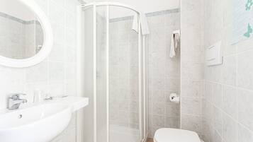 Comfort Quadruple Room, Park View | Bathroom | Shower, hair dryer, bidet, towels