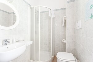 Comfort Quadruple Room, Park View | Bathroom | Shower, hair dryer, bidet, towels