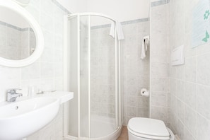 Chambre Quadruple Confort, vue parc | Salle de bain