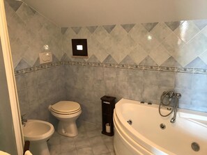 Apartament, terrassa | Bany | Dutxa, assecador de cabells, bidet i tovalloles 