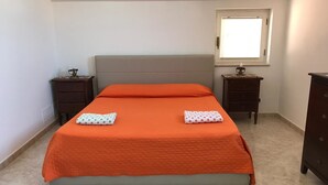 A bedroom with a bed, two nightstands, a window, and a dresser. - Maison de Charme Iommella (Sant'Agnello)