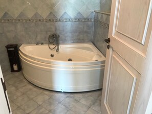 Ducha, secador de pelo, bidet, toallas