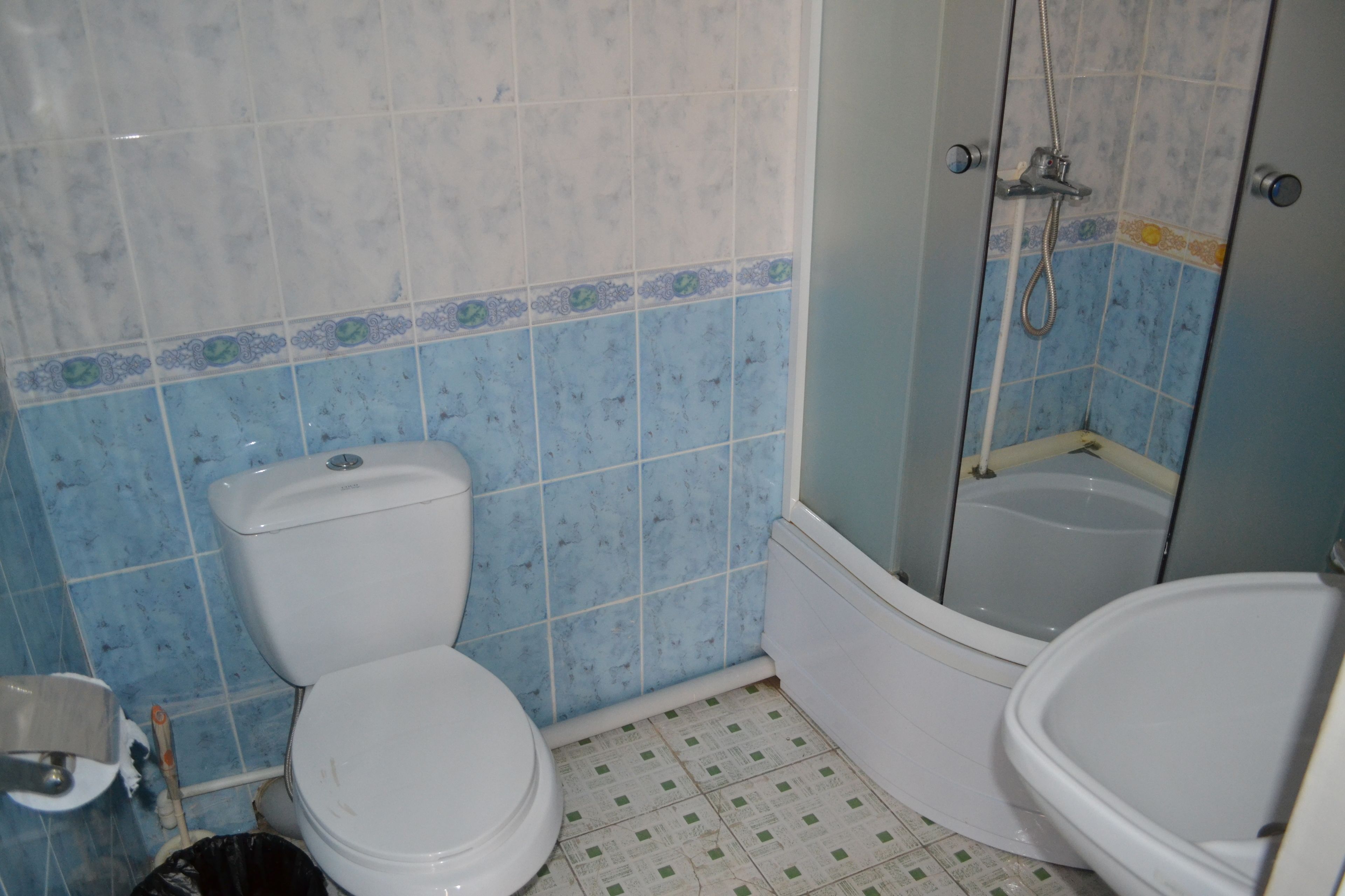 economy twin room | bathroom | deep-soaking bathtub, hair dryer, slippers, towels