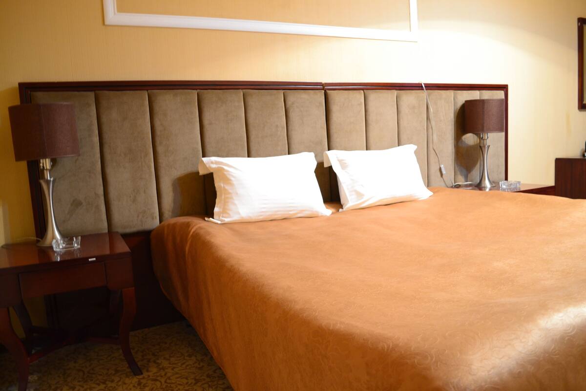 Quarto casal standard | Ferros/tábuas de passar roupa, camas extras/dobráveis (sobretaxa)