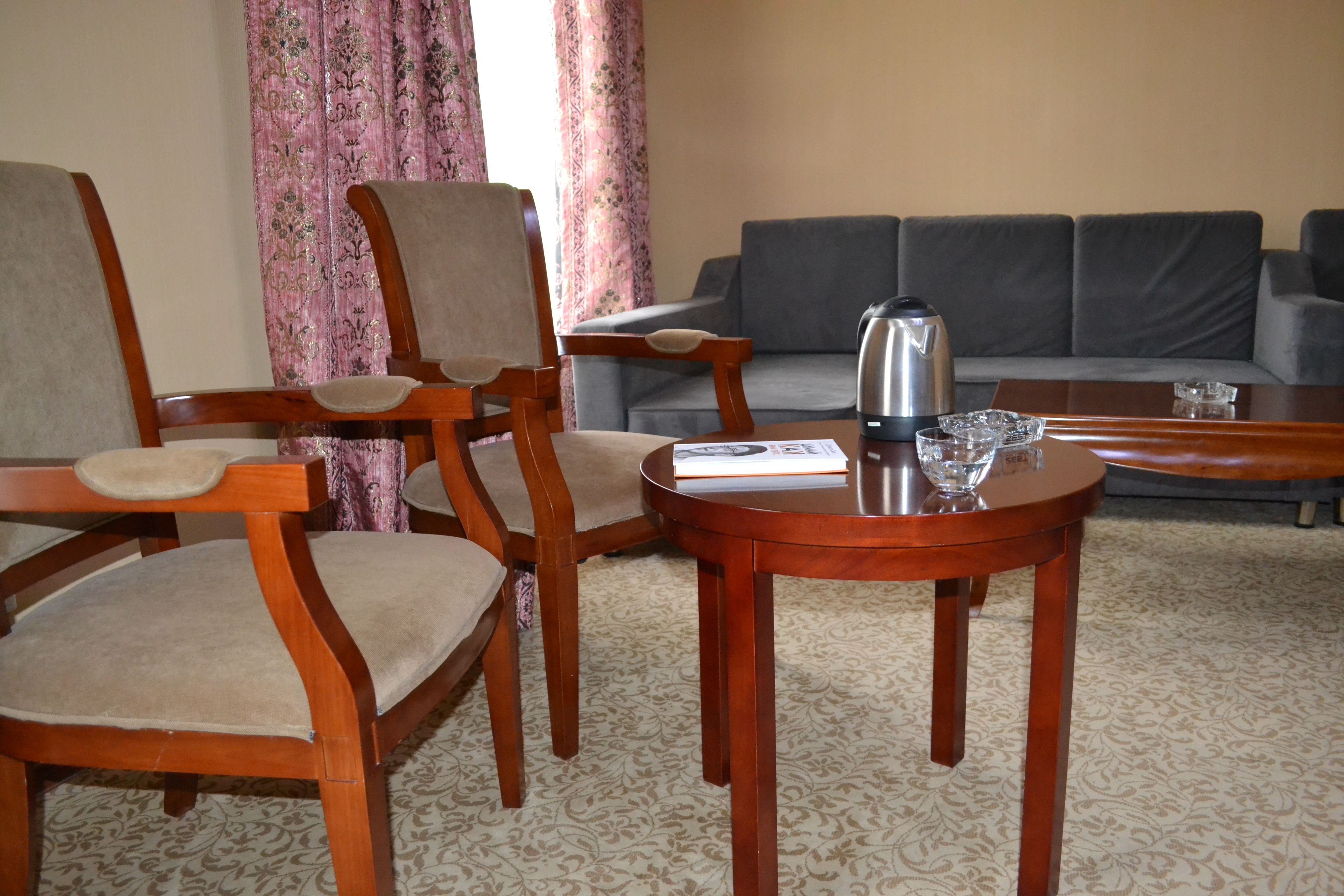 suite | living area | flat-screen tv