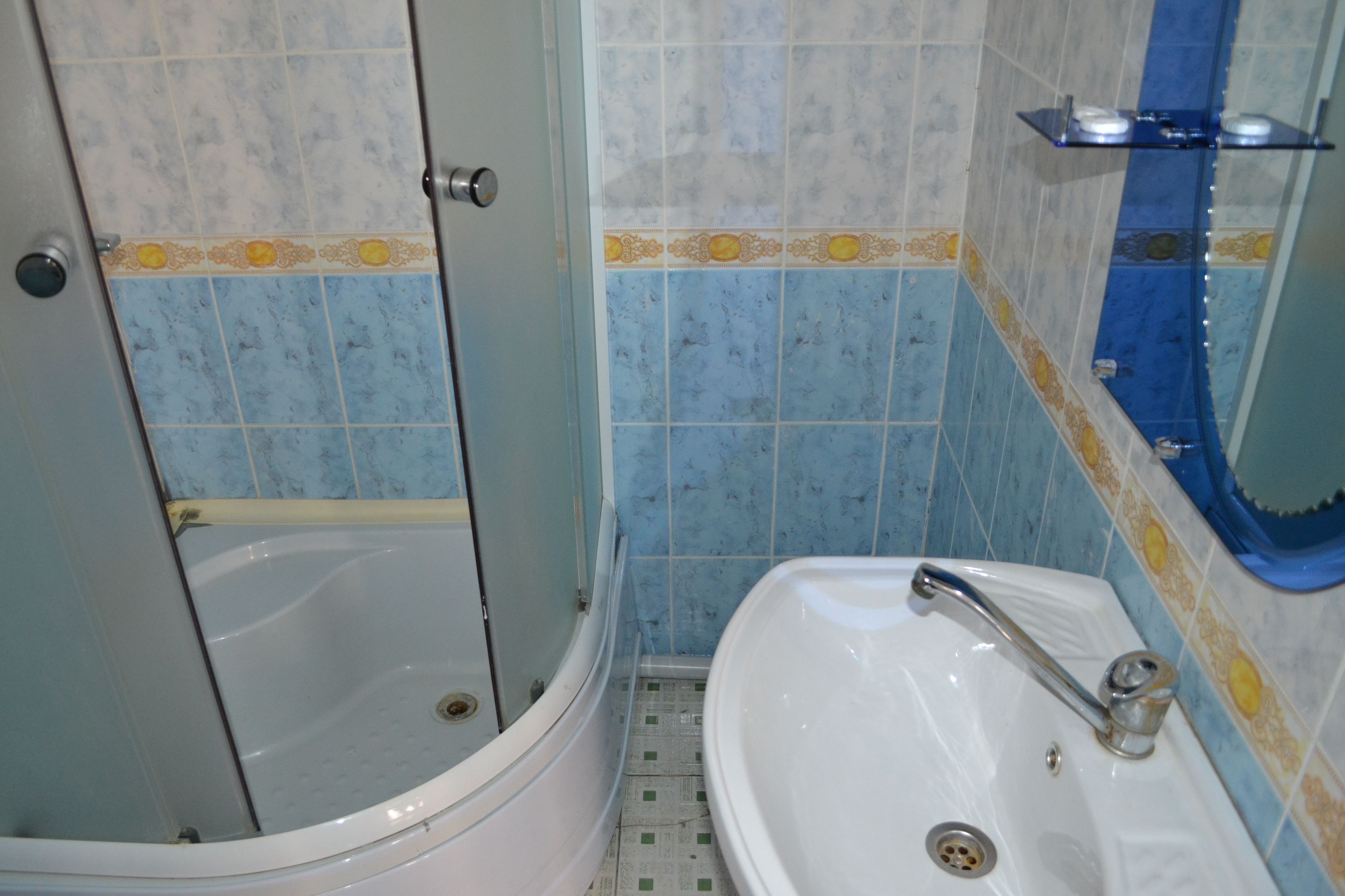 economy twin room | bathroom shower