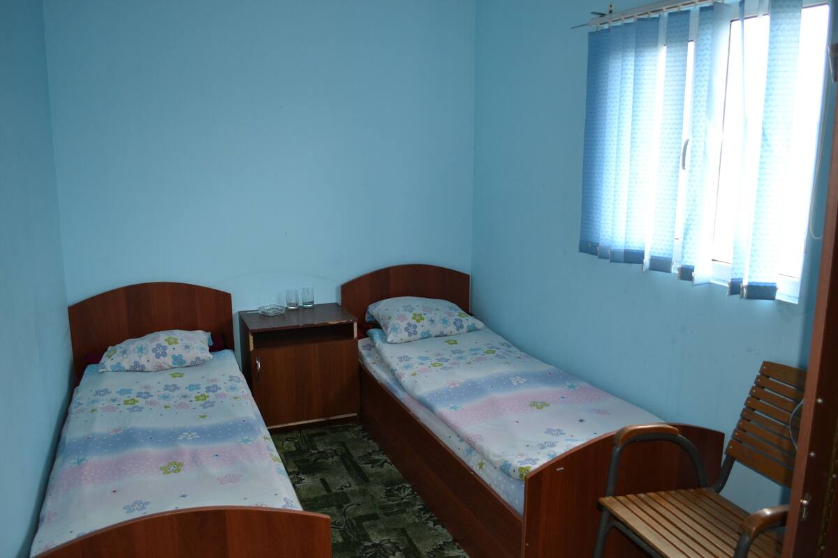 Quarto duplo econômico | Ferros/tábuas de passar roupa, camas extras/dobráveis (sobretaxa)
