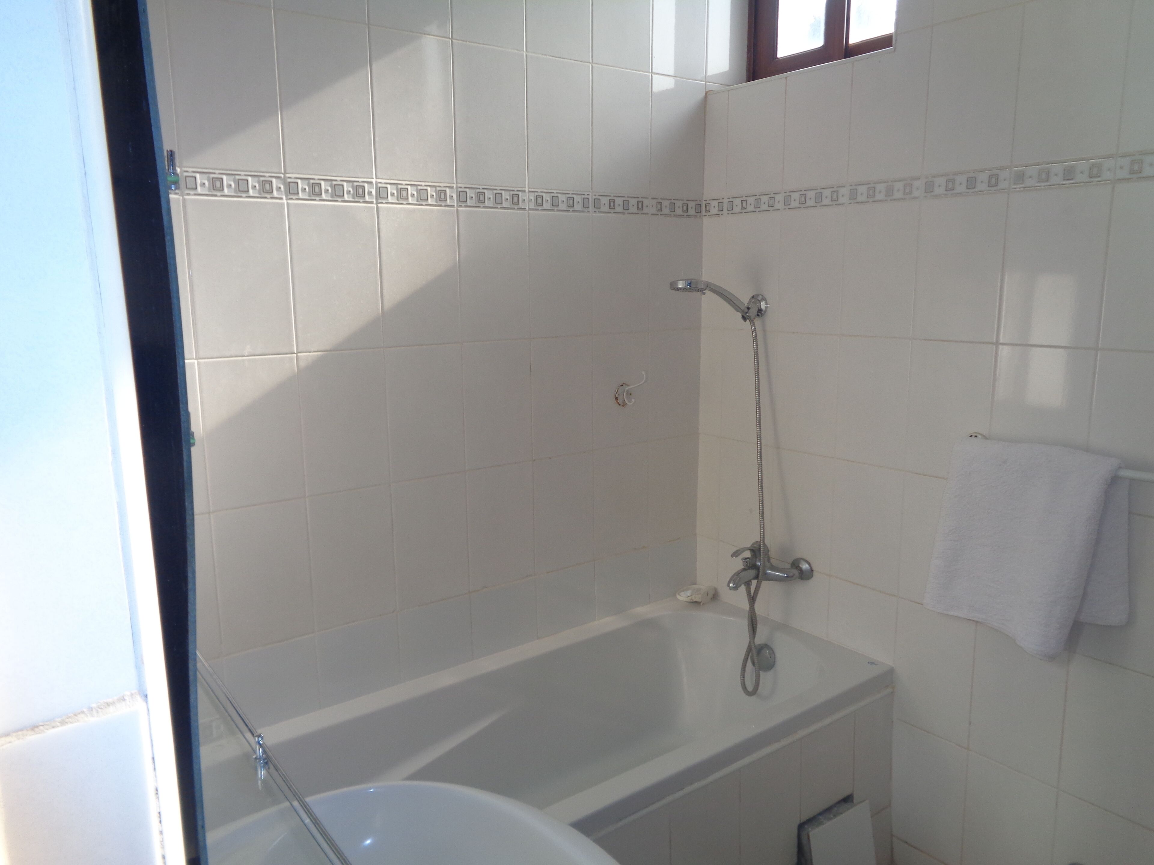 Executive Room | Bathroom | Combined shower/bathtub, deep-soaking bathtub, towels