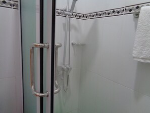 Standard Room | Bathroom | Combined shower/tub, deep soaking tub, towels - Queensland Hotel (Sekondi-Takoradi)
