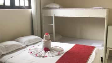 Frigobar, cortinas blackout, ferros/tábuas de passar roupa
