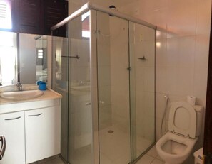 Shower, free toiletries, hair dryer, towels - Pousada Carcará (Ipojuca)