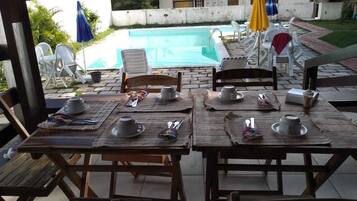 Café da manhã com buffet grátis todos os dias