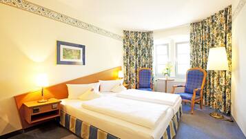 غرفة عادية مزدوجة للاستخدام الفردي | خزنة داخل الغرفة ومكتب ومكواة/لوح كي وأسرّة أطفال/رضّع