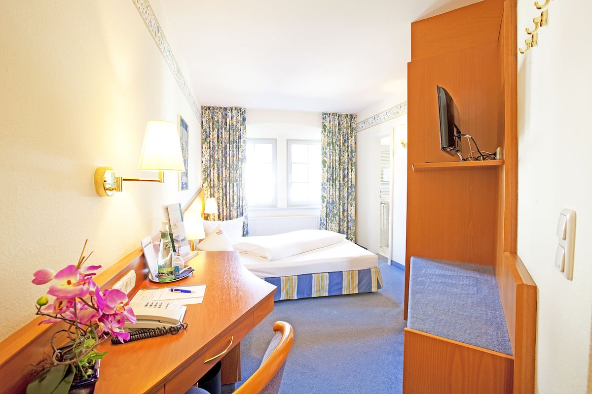 single room | in-room safe, desk, iron/ironing board, cots/infant beds