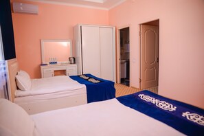 Standard Twin Room | Desk, soundproofing, iron/ironing board, rollaway beds
